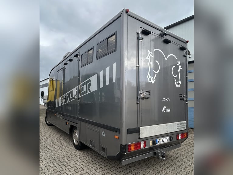 Vehículo clásico de interés para amantes de los caballos, remolque para caballos, autocaravana