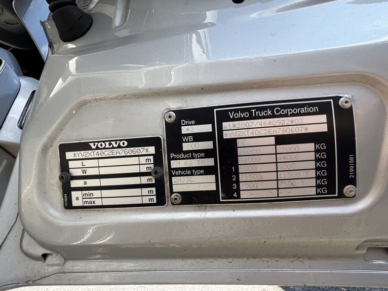 Volvo FM 500 AKX Transportador de caballos para 8 caballos con cabina de autocaravana - horse truck