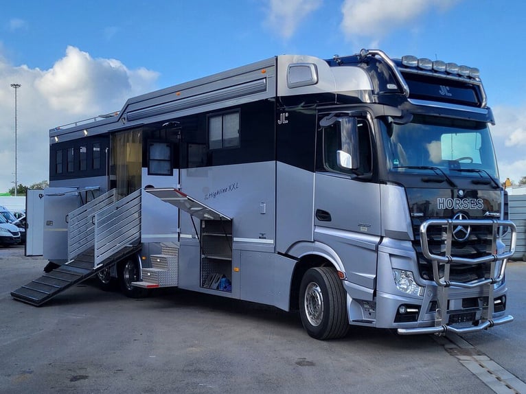 Mercedes-Benz Actros 2551 Horse Truck + Living (2017) —  5–6 horses — 23.236 km — Euro 6