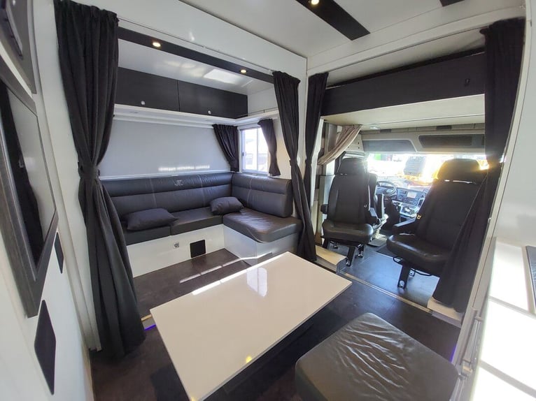 Mercedes-Benz Actros 2551 Horse Truck + Living (2017) —  5–6 horses — 23.236 km — Euro 6