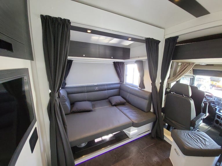 Mercedes-Benz Actros 2551 Horse Truck + Living (2017) —  5–6 horses — 23.236 km — Euro 6