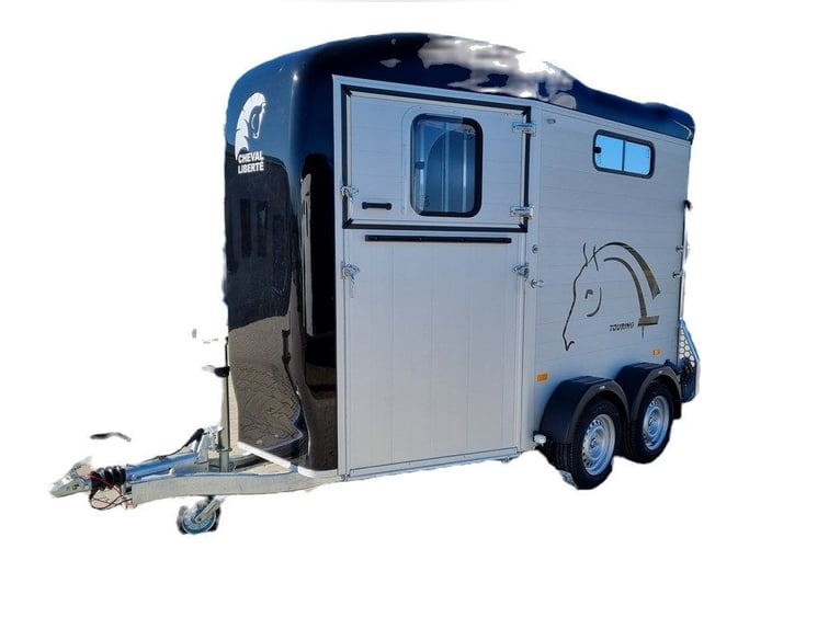 Remolque para caballos Liberté Touring Country con rampa frontal y tapicería integrada
