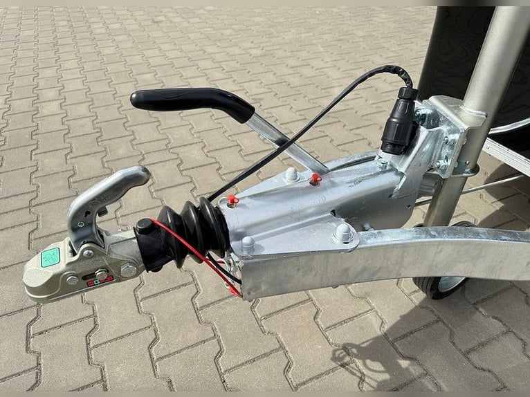 Remolque para caballos Liberté Touring Country XL con rampa frontal y tapicería