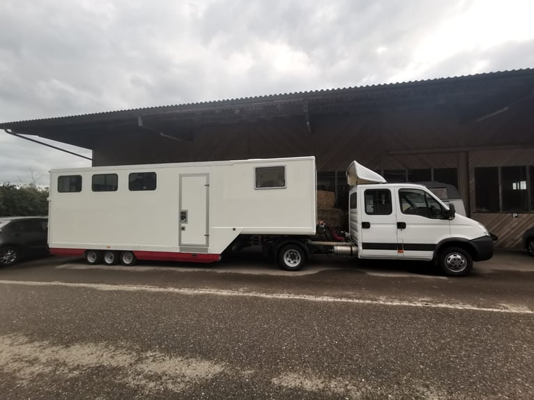 Carro con zona de vivienda para 3 caballos