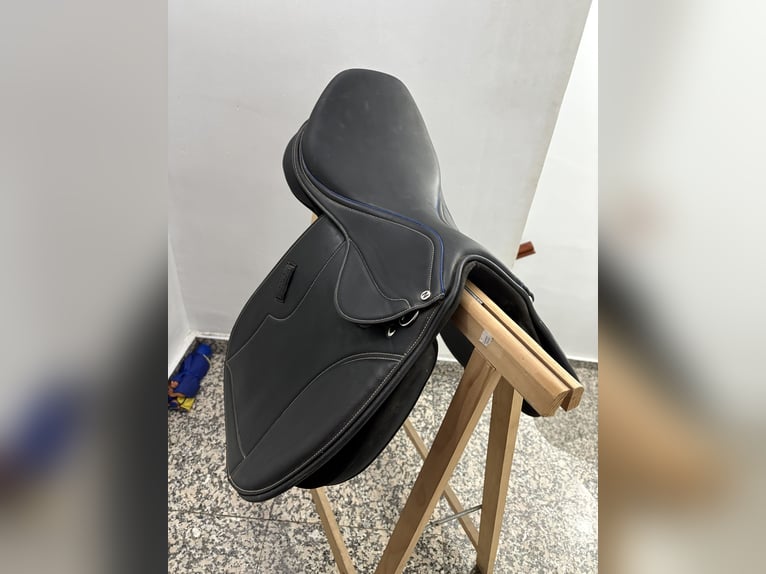 Silla de montar de equitación. Silla NORTON CLUB