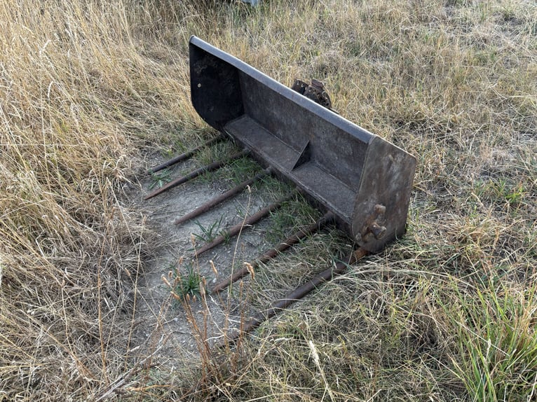 Steyr Traktor T190 mit Schaufel und Mistgabel