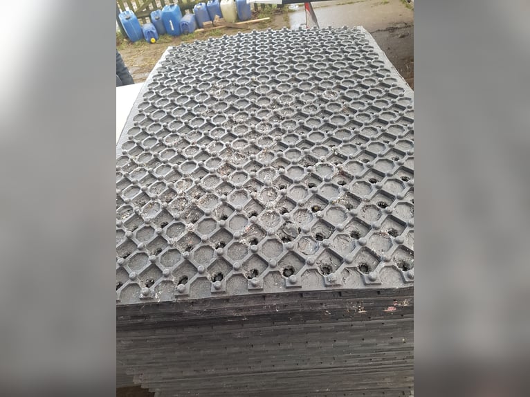 Vendo alfombrillas y placas de paddock sin base de soporte.