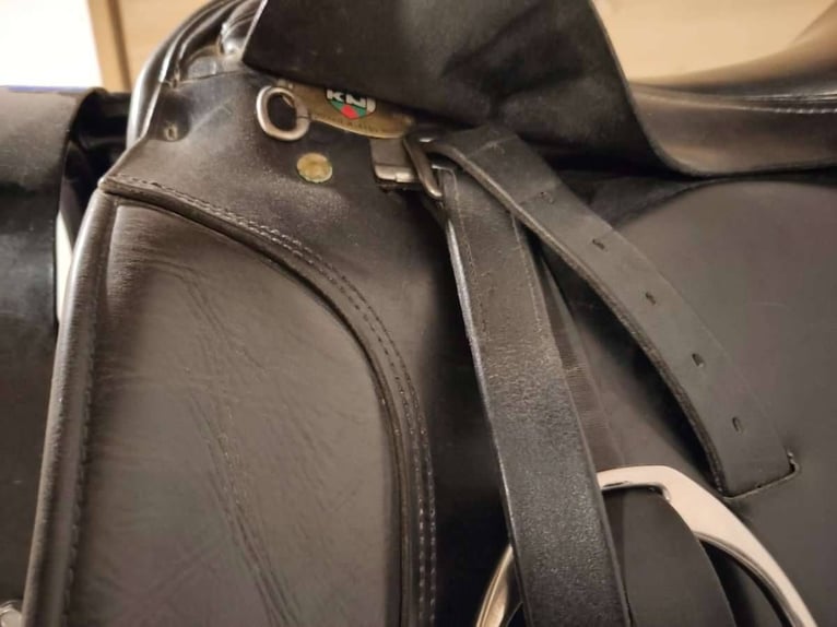 Sillín de doma Niedersüß Sinfonie de 17 pulgadas para caballos con espalda más recta