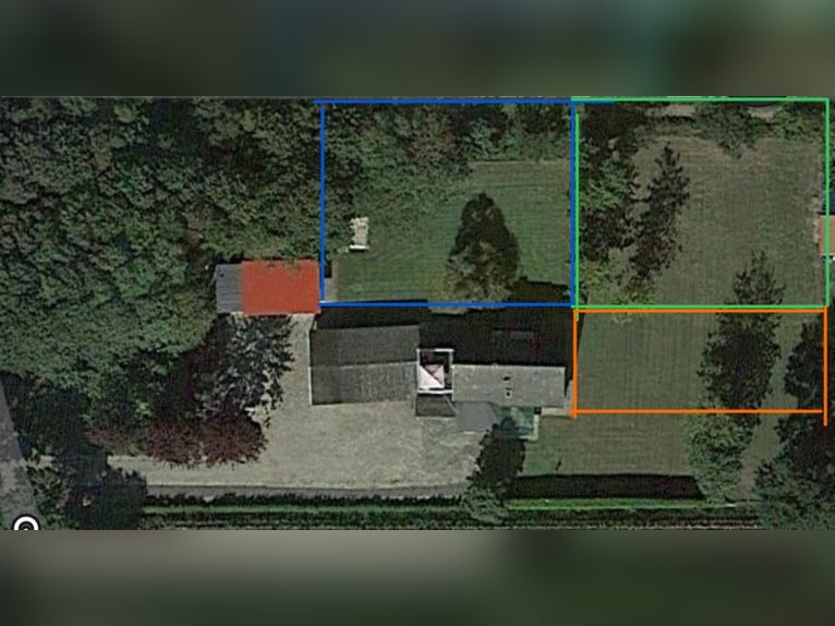 Se disponen de 1-2 plazas disponibles en el paddock abierto.