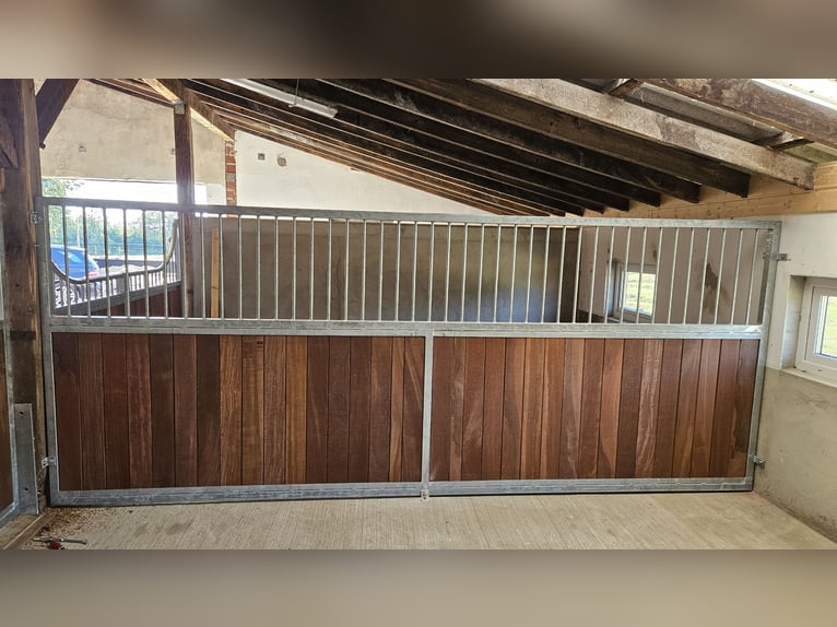 Fabricación de boxes para caballos y accesorios según sus deseos!