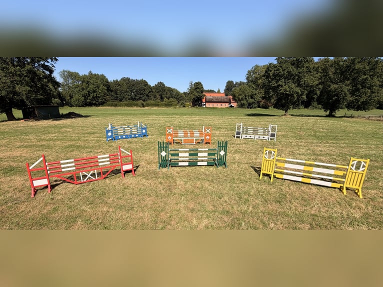 Recorrido de obstáculos, soportes de captura, oxer, barras de obstáculos, apoyos y mucho más.