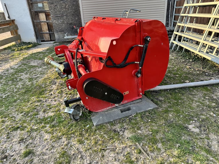 Professional mulcher with collection box for horse pastures (collects apples as well)