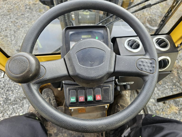 Eurotrac W11 mit Kabine, Heizung und Radio