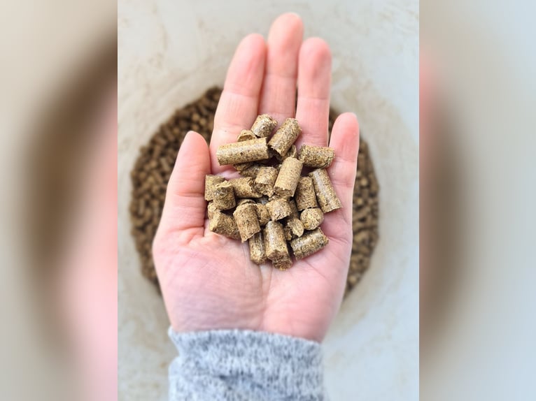 Regional straw pellets bedding pellets straw cobs premix pellets structural pellets pellets in big b