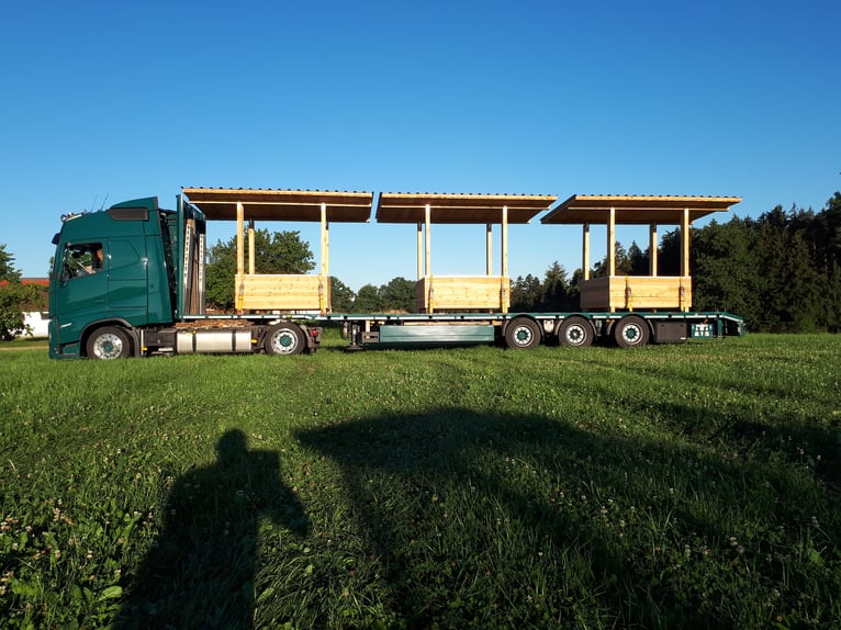 Stacking frames for square and round bales