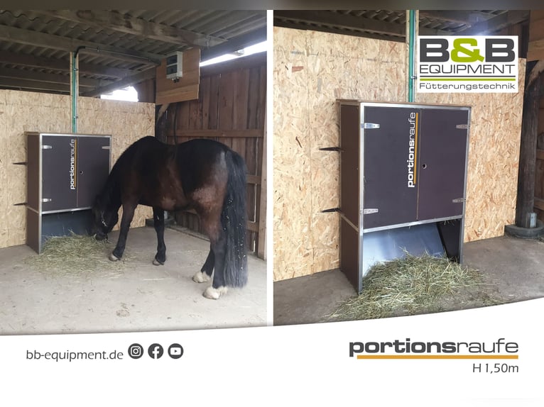 Four portions of hay stored in the hay rack, fed automatically with the portion feeder, up to 12 kg