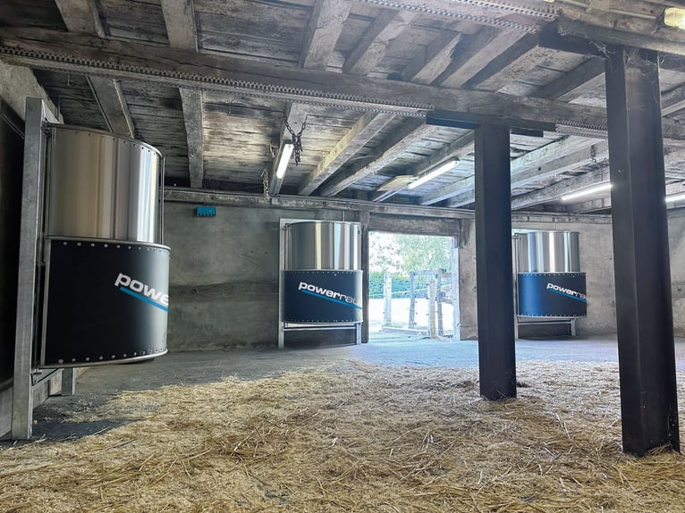 New time-controlled hay rack with optimal H²O – power feeder capable of holding up to 30 kg of hay