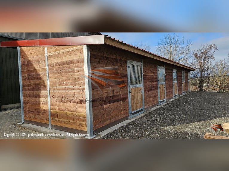 Pferdestall aus Kunststoff - Pferdebox und Außenstall | Stallungen & Offenstall kaufen - Unterstand