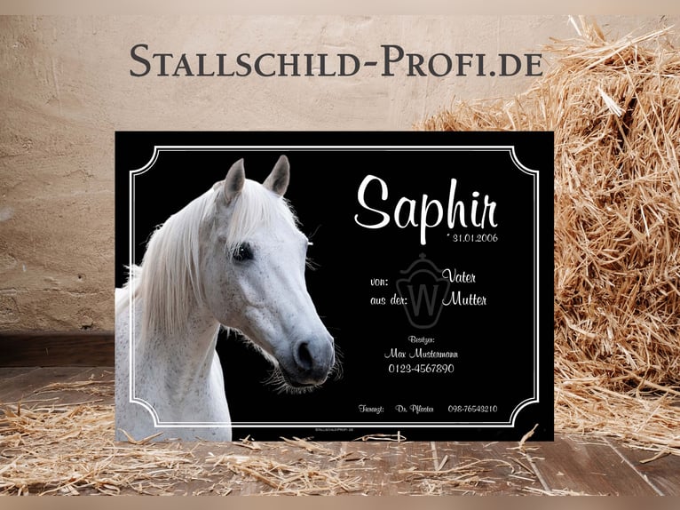 Your personalized stable nameplate for your horse – design it yourself or have it crafted by a profe
