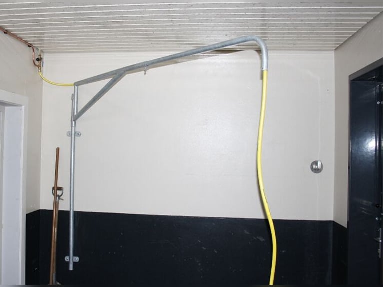 Wall-mounted swing-arm horse wash rack