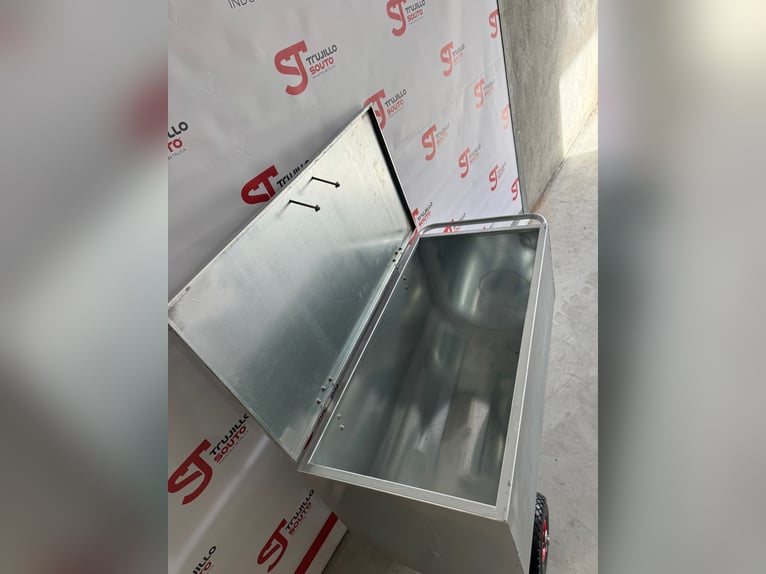 Horse-drawn cart with lid