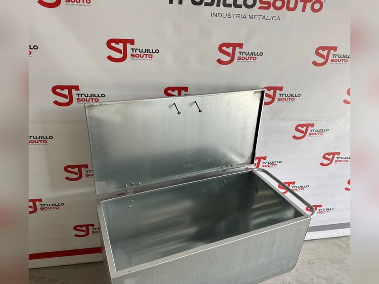 Horse-drawn cart with lid