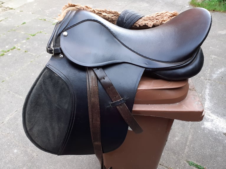 Complete gear for a small pony