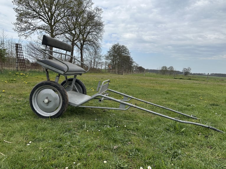 Beautiful condition, fully galvanized sulky.