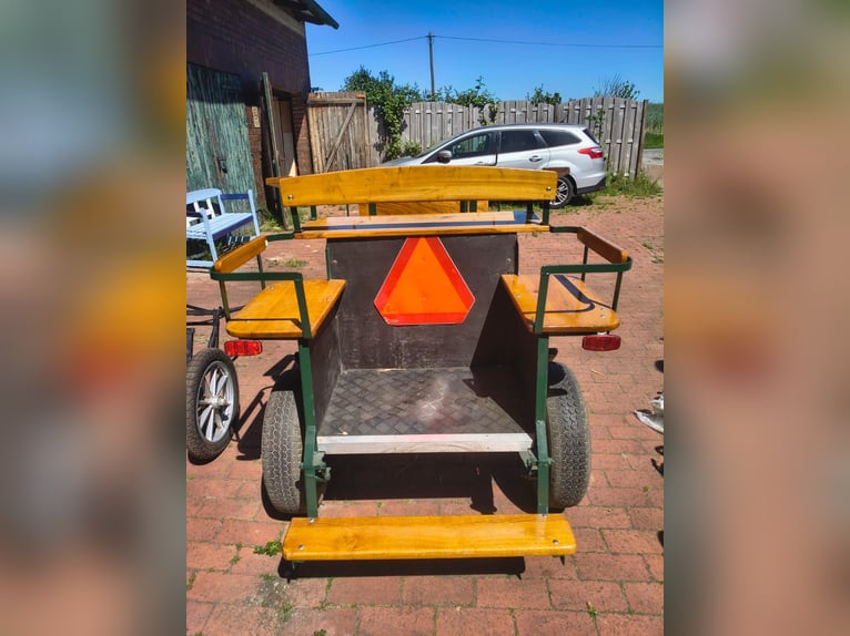 Wagonette – small cozy carriage suitable for Shetland ponies or small ponies