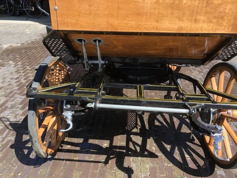 Beautiful wagonette-style carriage, suitable for hunting.