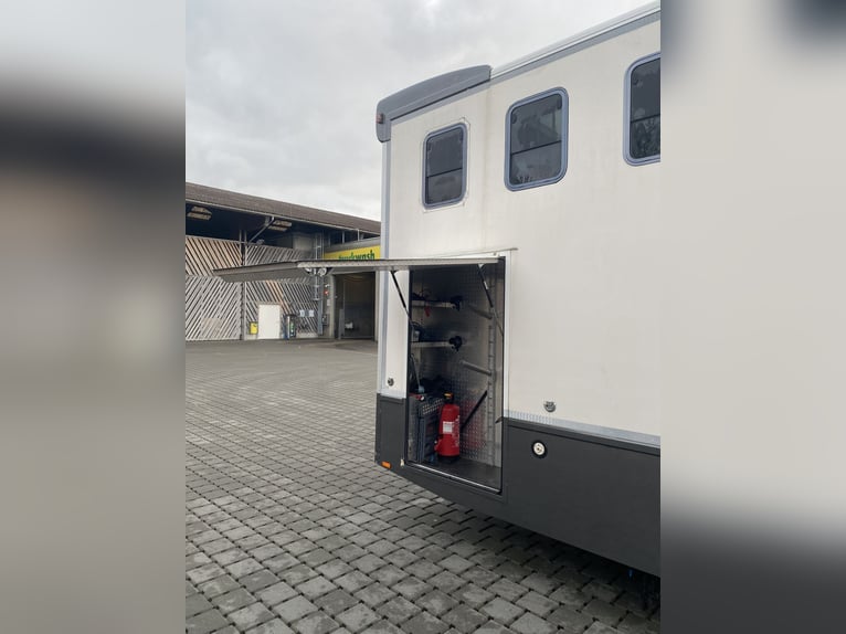 Horse camper for three horses