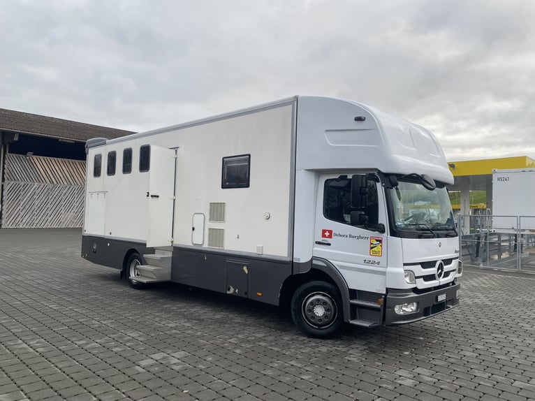 Horse camper for three horses