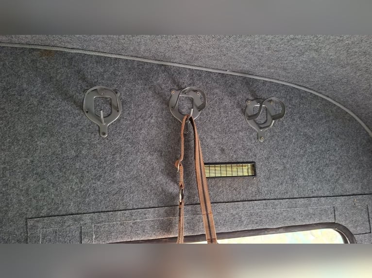 Wohnwagen umgebaut zur Sattelkammer