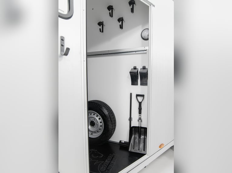 Exhibition model at a special price: 4-horse trailer Maxi 4, diagonal configuration