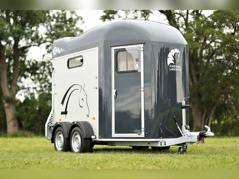 Gold 3 two-horse trailer with tack room