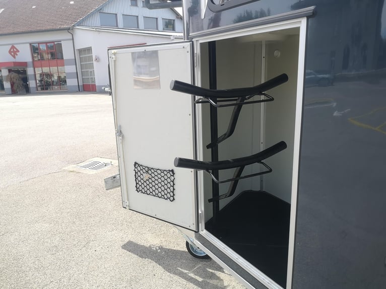 Gold 3 two-horse trailer with tack room