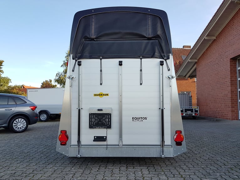 Humbaur Pferdeanhänger Equitos Alu Plus Black 2000 2,0t Sattelkammer 100km/h