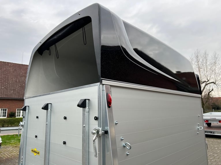 Humbaur Pferdeanhänger Equitos Alu Plus Black 2000 2,0t Sattelkammer 100km/h Hecktür schwenkbar