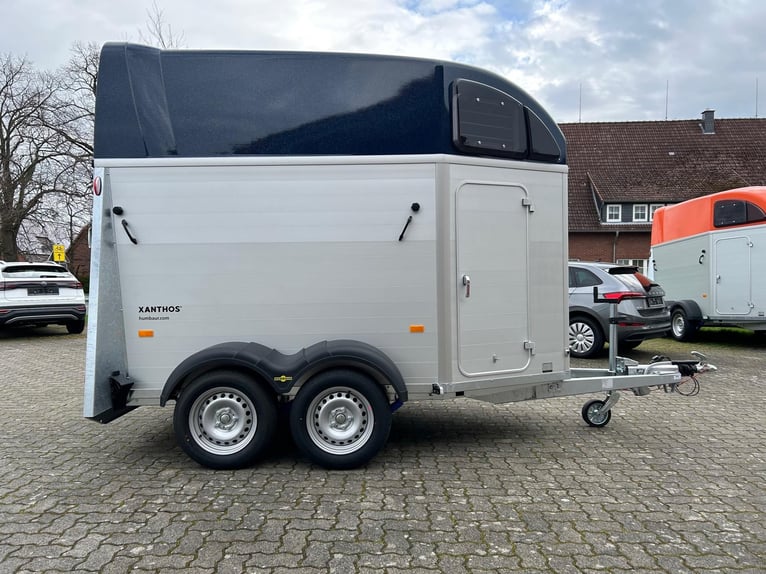 Humbaur Pferdeanhänger Xanthos 2400 2,4t Sattelkammer 100km/h Dark Blue