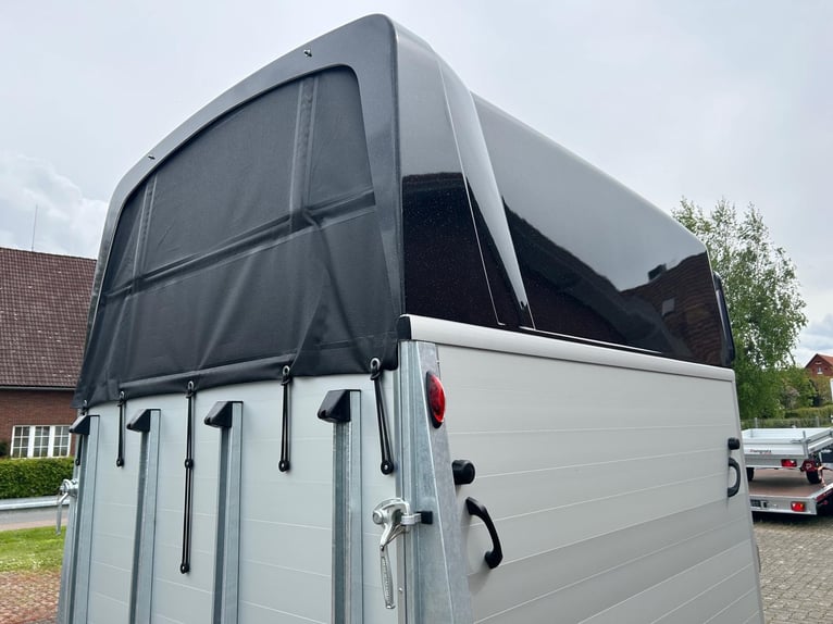 Humbaur Pferdeanhänger Xanthos Aero 2400 2,4t Sattelkammer 100km/h Black