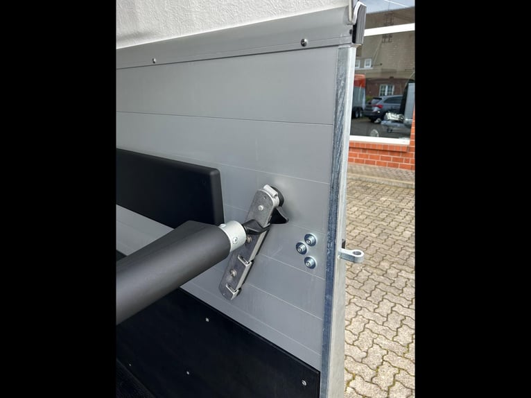 Humbaur Pferdeanhänger Xanthos Aero 2400 2,4t Sattelkammer 100km/h Black