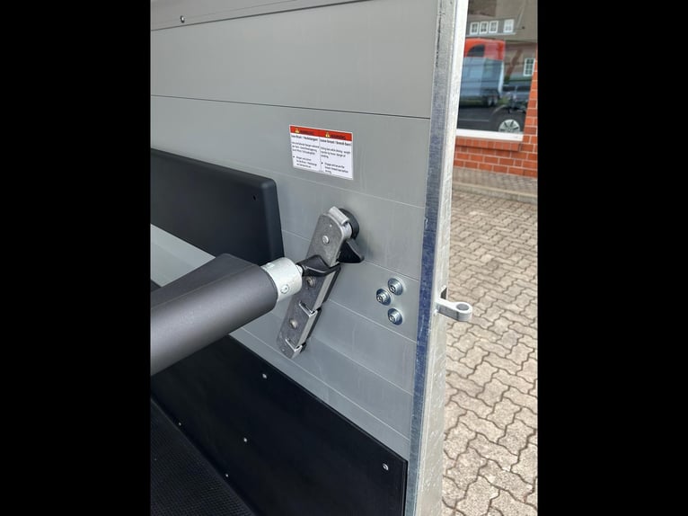 Humbaur Pferdeanhänger Xanthos Aero 2400 2,4t Sattelkammer 100km/h Hecktür Blue Hecktür schwenkbar