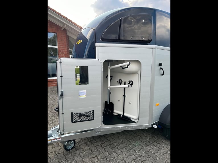 Humbaur Pferdeanhänger Xanthos Aero 2400 2,4t Sattelkammer 100km/h Hecktür Blue Hecktür schwenkbar