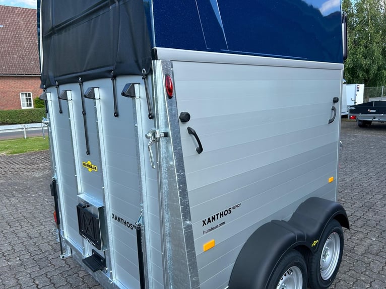 Humbaur Pferdeanhänger Xanthos Aero 2400 2,4t Sattelkammer 100km/h Hecktür Blue Hecktür schwenkbar