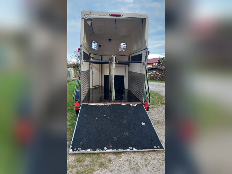 Pferdeanhänger mit Kutschenaufsatz hinten