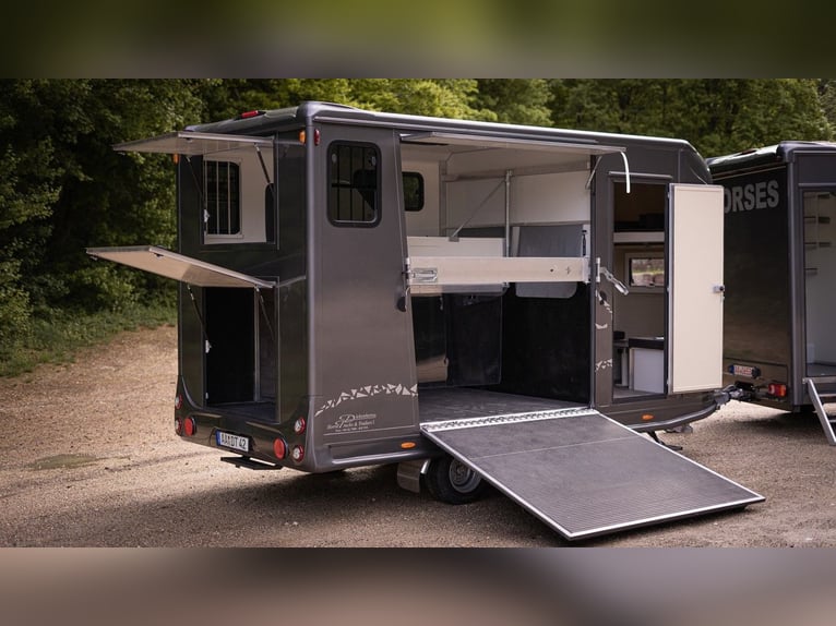 2-Horse Trailer with Living Quarters and Shower – Horse Transport Truck