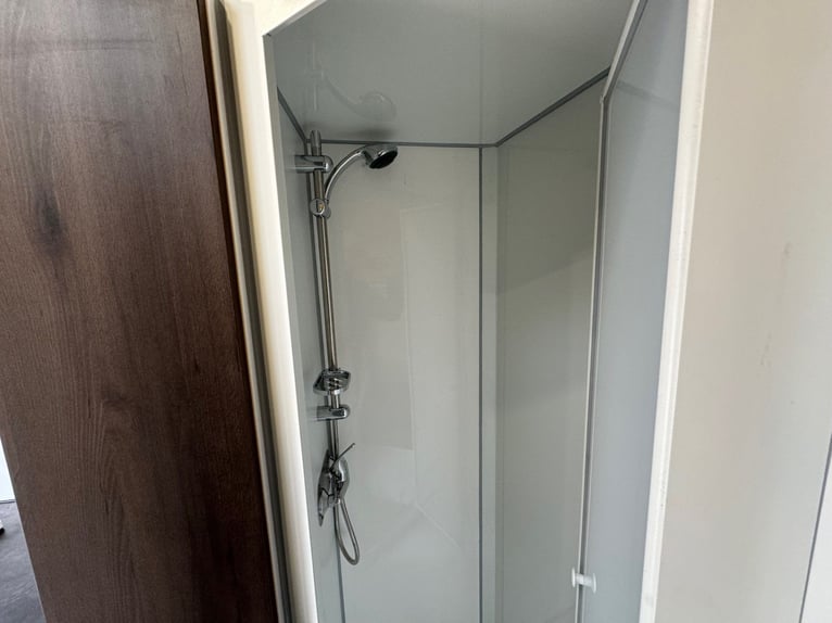 3 Horse Trailer Horse Transporter with Living Quarters and Shower, suitable for 3.5-tonne car or tru