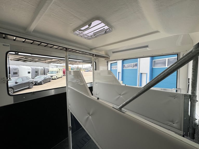 3 Horse Trailer Horse Transporter with Living Quarters and Shower, suitable for 3.5-tonne car or tru