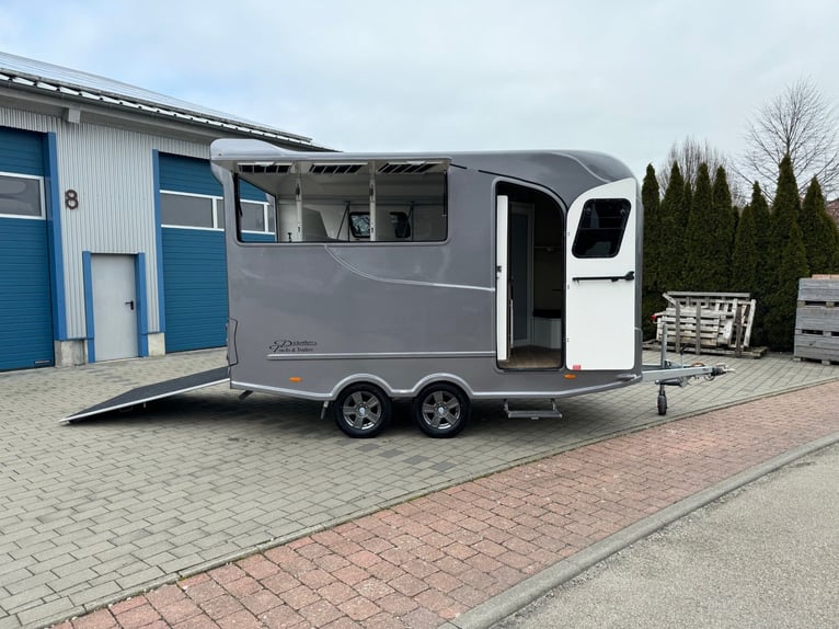 3 Horse Trailer Horse Transporter with Living Quarters and Shower, suitable for 3.5-tonne car or tru