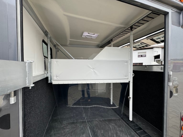 3 Horse Trailer Horse Transporter with Living Quarters and Shower, suitable for 3.5-tonne car or tru